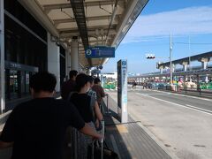 リムジンバス乗り場へ。

今回の「どこかにマイル」は、「伊丹」、「福岡」、「小松」、「出雲」でした。
狙いは「出雲」か「小松」。
でも、「伊丹」なら京都へ、「福岡」なら門司港へ行こうと、どこでも大丈夫なようにはしていました（笑）。

というわけで、リムジンバスで「京都」を目指します！。