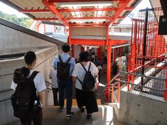 「稲荷駅」で下車。

うわぁ～、駅が朱色で鳥居に見える～。
テンション上がるねー！！。