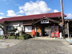 ＪＲ因美線「用瀬駅」に来ました、

昔ながらの佇まいの木造平屋建て駅舎が残っています。

現在は普通列車のみ停車の無人駅となり寂しい限りです。