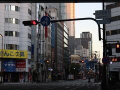 １０月２９日(金)
朝６時半、大阪メトロ堺筋本町駅から地上に出て・・