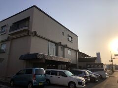 この夜の宿は、松屋旅館です。真岡駅から歩いて約10分でした。写真は翌朝撮影。100年続く老舗旅館です。系列のビジネスホテルもあります。
