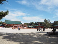 【平安神宮】
平安神宮は南禅寺の西、岡崎の地にあります。
社殿の三方を取り囲むように神苑と呼ばれる庭が広がっています。
