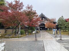 【高台寺】

八坂神社から清水寺に向かう雰囲気な良い街並みの広がる地域にある高台寺。そんなところにある紅葉の名所なので混まないはずがありません。