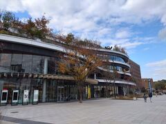 熊本桜町バスターミナル（旧熊本交通センター）に到着しました。
テラスにはくまモンがいます。