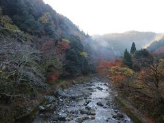 京都から手軽にバスで来れる渓流で、水がとてもきれいです。

紅葉の名所でもありますが、嵐山より気温が低い地域なので、紅葉の盛りは過ぎてしまってる様ですね。