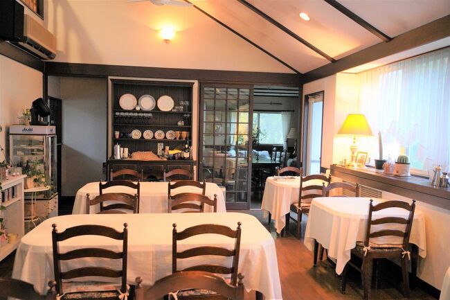 ここから10/17になります。<br />10/16に１泊した食彩館アルビンの食堂です。他に犬を連れた1組のお客さんがいました。このホテルはペット同伴が出来るようです。<br />そういえば夜に犬が鳴いてました。