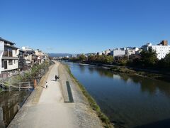 朝からパッと晴れ渡ってお出かけ日和の土曜日。
阪急河原町から祇園四条駅まで歩く途中の四条大橋から望む鴨川です。