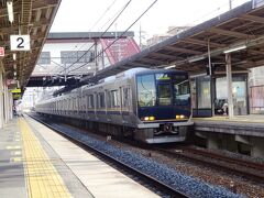 JR福知山線中山寺駅。小さな駅だが、周辺の開発で乗客が急増している。
国鉄時代は典型的なローカル線の無人駅だったが、快速が停まる現在は、阪急の中山駅と乗客数が逆転している。列車本数も日中は阪急より多い。
