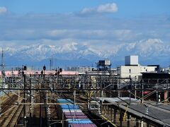 高岡駅。
コンコースから見る立山連峰。