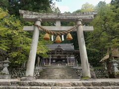 白川八幡神社の鳥居ではコスプレをした女子が本格的に写真撮影をしていた。

そのコスプレと関係あるかどうかは定かではないが、ここは「ひぐらしのなく頃に」というアニメに出てくる古手神社のモデルになったという。