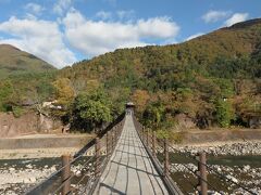 明善寺から西へ向かい、庄川に架かるであい橋を渡る。

であい橋は100mを越える長さでありながら橋脚がなく、PC鋼材を埋め込んだコンクリート製になっているようだ。