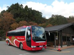 約3時間30分ほどの白川郷観光を終え、15:55発の名古屋行き岐阜バスに乗車。
料金は3000円。
名古屋からは新幹線で、といきたいところだが、快速と米原乗換の新快速で旅費を節約した。

全般的に紅葉は見頃少し前という印象だったが、平日ということもあり観光客は少なめでじっくりと観光できた。

15年前のリベンジ達成ということで、めでたしめでたし。