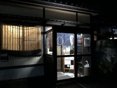 お店は宿の近くの「OSHOZU」

昼は手打ちそばの店で夜は居酒屋「OSHOZU」になります

外観が暗いけどこれでも営業中です