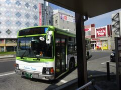 草加駅－川口駅の路線は、東武バスの草加営業所と国際興業バスの川口営業所の共同運行。
今度のバスは国際興業バスだった。