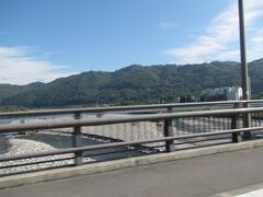 広い川
梓川というらしいです
犀川と合流して信濃川にも合流してます
槍ヶ岳から流れてきてるらしいです