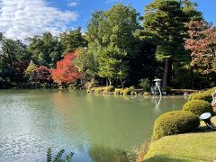 入園料を支払った時に「石川県の人ですか？」っと聞かれたので、
石川県民は何らかの割引があるのでしょうか？
正直に首を横に振り、一人320円の入園料をチャリーン。

徽軫灯籠(ことじとうろう)の前が撮影スポットになっており、
行列で一方通行となっていました。もちろん並ばず迂回。
