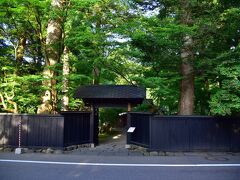 武家屋敷の一つ小野田家です。
そびえ立つ緑の木々に覆われています。