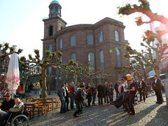 フランクフルトパ聖パウルス教会の前広場で地元の若者が踊っていた。