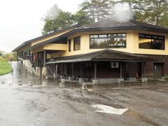 裏磐梯物産館です。
雨がレンズフィルターについて白く点になっています。