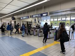 空港から歩く事10分ちょいで阪急の蛍池駅に到着です。
大阪モノレールは空港から蛍池駅までひと駅で200円。
それ程起伏も無いので荷物も無く時間がある時は歩くと言う選択肢も(セコい)。