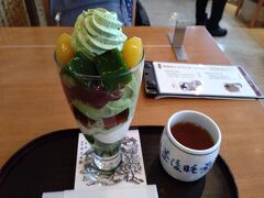 京都駅に戻って、伊勢丹地下で、和菓子や漬物を購入しました。

なんだか旅の忘れ物があるような・・
そう、まだ和スイーツを食べていませんでした。
6Fの茶寮都路里へ。行列ができていましたが、まだ新幹線の時間には時間があるので並ぶことにして。
定番の都路里パフェです。美味しい♪
￥1232

これで食のミッションクリア！
というか　そんなミッションをいつ立てた？？
旅行前に大まかに、京料理、おばんざい料理、湯豆腐料理、和スイーツは食べたいなと思っていたので、これで一応クリアです。
わらび餅など食べたいものはもっとあったのですが・・・
果たして次回はあるのか・・・


