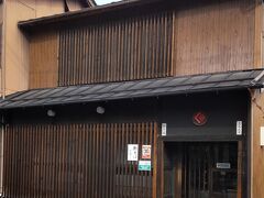 「蕎麦屋 くぼ田」10:04通過。
開店前でしたが、すでに待っている人が2人いました。