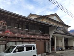 「つるや旅館」10:44通過。
まだ現役の旅館で右側で新しい建物で営業してました。玄関には靴が沢山ありましたので、沢山の方が泊まっているようです。