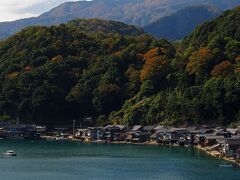 海ギリギリの位置に舟屋が建っているけど、伊根湾の入口にある青島が防波堤の役割を果たしているため風の影響を受けにくくなっており、波が穏やかだから平気なのだそう。