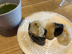 海の市の2階にある回転すしやさんでランチ。フカひれの軍艦巻きとにぎり。気仙沼らしいネタがありました＾＾
気仙沼はサメの水揚げ日本一！
フカひれラーメン3,000円なんて、店がありましたが、こっちで十分堪能＾＾