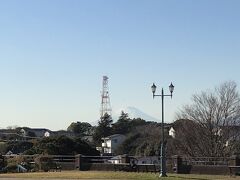 競馬場観覧席跡のある広場へ。

富士山が見えました！