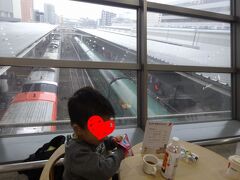 　あっという間に博多駅へ到着。僕ら家族にはおなじみの、阪急改札前のネスカフェで一休みしました。
　電車を眺めながらのドーナツとコーヒーは、千金の味。ハウステンボス号は乗ったことないね、次は乗ってみようと、はやくも次の旅がはじまりました。
