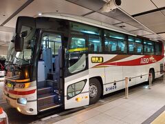 ２２：４８
バスタ新宿に無事に到着しました。私にとっては過去にちょこっとだけ見学に来たものの利用するのは初めてでした。新しい施設だけあって快適ですね。
東名集中工事で迂回の車が多く休憩がなかなかできないというアクシデントはあったものの快適で遅れもなく新宿に到着することが出来ました。
長距離を運転してくださった運転士さんに感謝です。