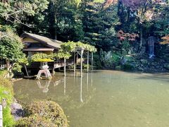 時雨亭(しぐれてい)
平成12年、新しい庭園の完成とともに復元された時雨亭。
抹茶なども中で飲めますが、人が多そうだったのでパス。

右側には小さな滝も見ることが出来ます。