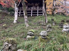 ［愛宕念仏寺】
嵯峨野は京都の人気の観光地で混雑で有名ですが、渡月橋あたりから遠ざかるにつれて混雑も減ってきます。大覚寺などもその様な場所ですが、今回は北西に向かって愛宕街道を進んで行くコースを選びました。