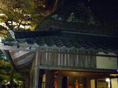 教林坊で一番有名な書院へ。江戸時代前期のヨシ葺き書院。皆、縁側に腰かけ庭を眺めています。