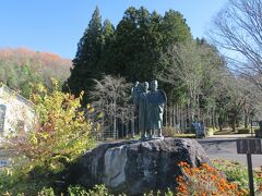 着きました。
関所跡周辺は「白河関の森公園」として整備されてます。
大きな駐車場もあります。

まずは松尾芭蕉さんにご挨拶。