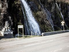 道の脇に突然現れる、フンベの滝
複数の滝が道まで流れています、この滝を見るように道には駐車場が整備されています