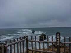 襟裳岬の突端まできました、風が強くて寒いです、雨も降ってきました