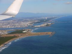 宮崎ブーゲンビリア空港へは西側へ回り込んでからの着陸でした。
海岸近くにスッと建ってるシェラトン、めちゃ目立つ。