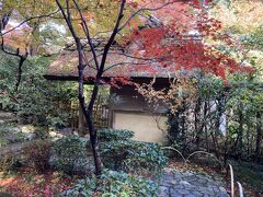 【厭離庵】
清涼寺と二尊院/祇王寺の間の道を歩いていると紅葉の写真のついた厭離庵の看板が出ていました。
ここは紅葉の限られた期間だけ一般公開されている紅葉の綺麗な所です。