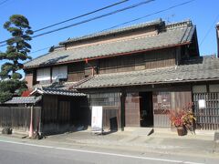 渋沢栄一の従兄で論語や学問を教えていた尾高惇忠の生家にやってきました。江戸時代後期の建物で、商家だった家です。
