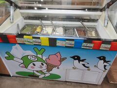 観光を終え、高速道路に入る前に再び道の駅おかべに寄り、買い残したものはないかと店内を見てからジェラートを買いました。７種類のジェラートとソフトクリームがありました。
