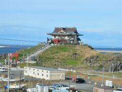 鮫にある蕪島（かぶしま）有名なウミネコ繁殖地です。
神社は前回見たときには消失して無かったんですが再建されたみたいですね。
ウミネコは毎年3月に飛来し、6月にヒナがかえって8月には飛び去るのでこの時期は1尾もいません。