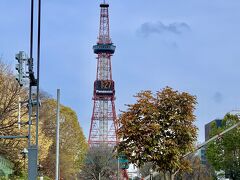札幌　定番中の定番
大通り公園とサッポロテレビ塔。

ひところ好きでよく聴いていた
「ふきのとう」の♪曲が思わず
♪噴水の前で♪の歌詞とメロディ～が頭の中を駆け巡ります。