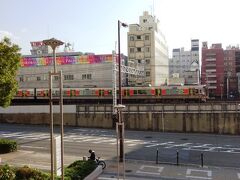 大阪環状線外回り323系電車。