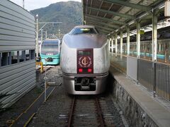 下田駅まで戻り、伊豆クレイルに乗ります。既に廃止された列車ですが、車内で海を眺めながら食事ができた観光列車です。
