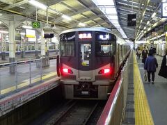 天王寺駅上段行き止まり頭端式ホームは阪和線の専用ホーム。
阪和線はもともと阪和鉄道と言う私鉄で、その時代が長かったこともあって、JRというより「関西私鉄」テイストの濃い路線である。この西欧ターミナル式の天王寺駅ホームもその名残。
阪和線の空港快速や特急など代表列車は大阪環状線に乗り入れるようになったため、下段の関西線ホームから発着する。このホームから出るのは天王寺発着の区間快速と普通が主・
ご覧のように現在の阪和線は、普通電者も含めて転換クロスシートの3扉車に統一されており、そこらへんも私鉄っぽい。
阪和線の普通電車は15分間隔と大和路線や環状線と揃えられている。10年前は10分間隔だった。
