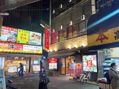鶴橋と言えば焼肉。駅の周囲を囲むようにこのような韓国式焼き肉店が多数存在。値段はやや高いかな。
韓国料理の定番であるカルビなどの焼肉料理だが、鉄板や網で肉片を焼いてたれをつけて食べるあのスタイルは、韓国本国のものではなく、大阪の在日コリアンの食文化が発祥で、それが韓国にも伝わったものである。
