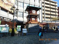 道後温泉駅前にある「坊っちゃんカラクリ時計」です。カラクリの動く時間ではなかったので静かな時計です。