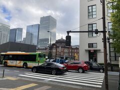 久しぶりの東京駅丸の内口下車。東京駅を撮ろうとしますが車が多くて。